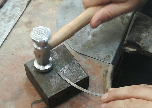 orfebre trabajando plata