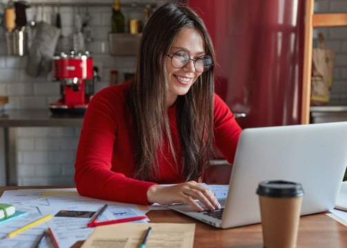 Curso de inglês online para adultos na Metropolis Idiomas — mulher estudando em casa.