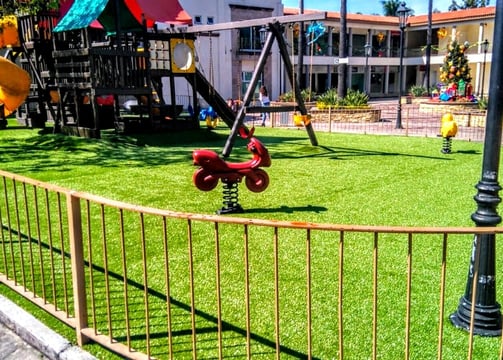 pasto sintetico en un area de juegos infantil