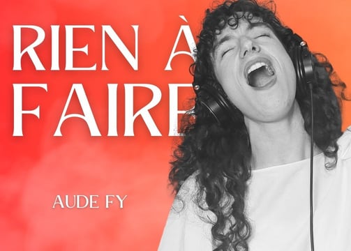 Aude Fy, chanteuse en train de chanter, c'est la vignette de la chanson Rien à faire