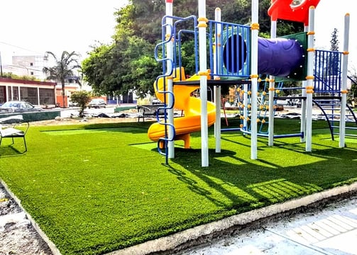 pasto sintetico en un area verde para niños