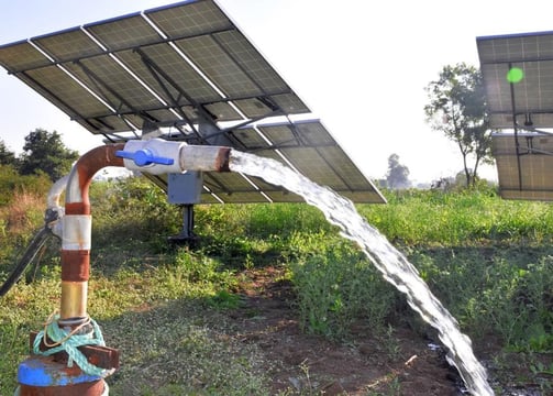 imagem de uma bomba solar soltando agua