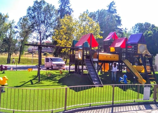 pasto sintetico en una terraza infantil