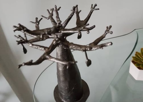 Sculpture métallique artisanale d’un baobab, réalisée à Dakar en fer recyclé