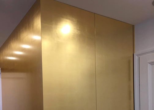 Płatki szlagmetalu na zabudowie meblarskiej