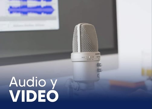Micrófono frente a pantalla con forma de onda y texto “Audio y Video”.