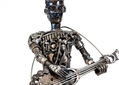 Sculpture métallique d’un musicien jouant de la guitare, créée à partir de pièces de machines