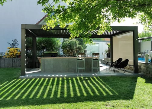 Pergola mit Outdoorküche