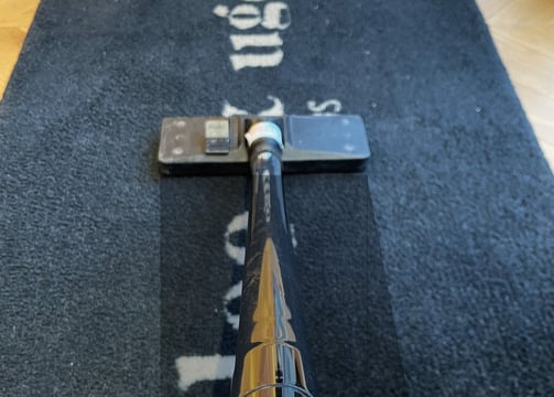 Aspirateur utilisé par M & M Services Pro sur un tapis noir dans la boutique Léo et Ugo à Rouen