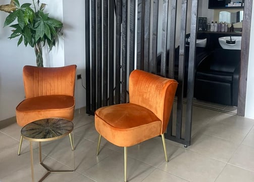 : Coin détente moderne et chaleureux du salon X Tension NC, idéal pour accueillir les clientes dans