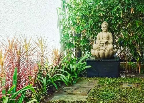 Unique fibre sculptures enhancing visual appeal of garden space by Garden Designers