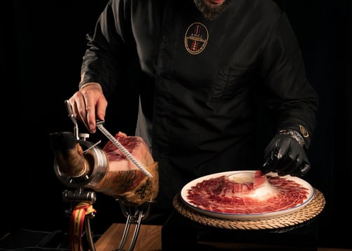 Imagen de Adrián Laynez cortando jamón