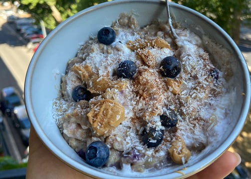 Porridge con fruta e burro di arachidi (incluso nel ricettario)