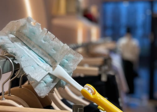 Technicien de M & M Services Pro dépoussiérant la boutique Léo et Ugo à Rouen avec un Swiffer