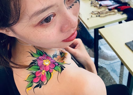  A Floral Face and Body Painting for a Teenager