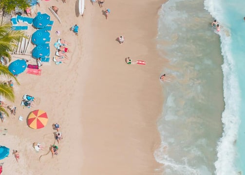 una spiaggia al mare con gente sulla spiaggia