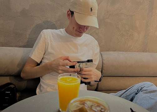 Fotograaf aan het werk met camera
