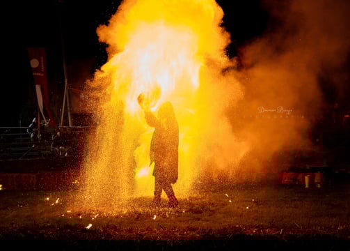 Finale di firestorm con l'effetto sparkle. L'artista compie un numero pericoloso e di impatto