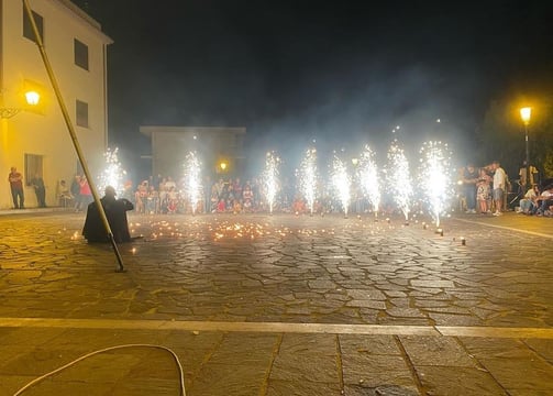 momento dello spettacolo firestorm nel finale con gli effetti pirici delle fontane argento