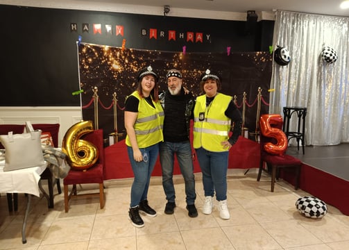 Decorado salón y personas disfrazadas en fiesta de jubilación