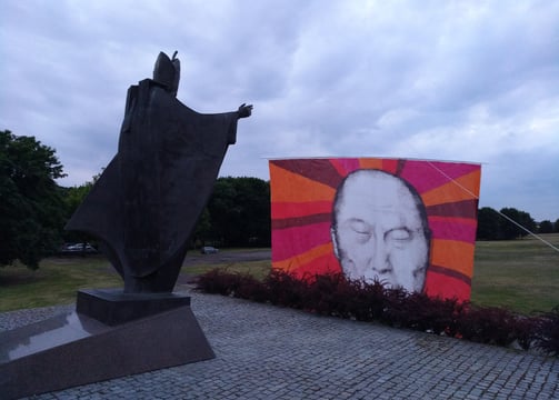 Kite performance: pope John Paul II meets Dalai Lama