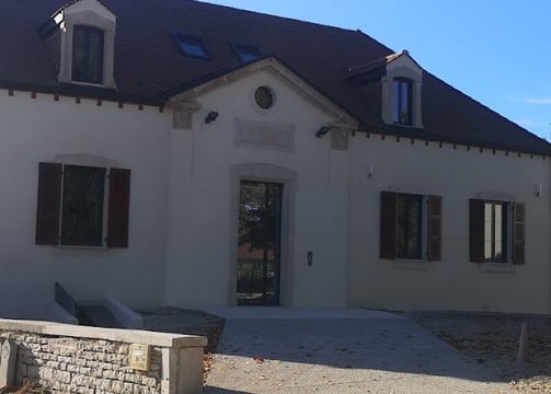 renovation en enduit projeté de la mairie à Chevigny-en-Valière