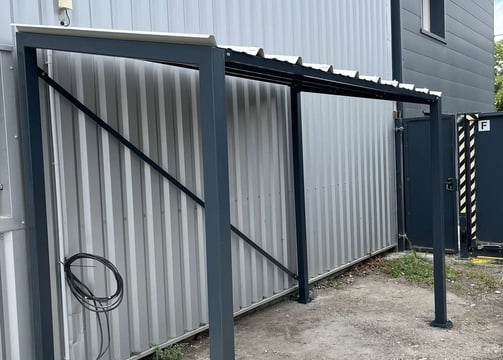 Abri métallique sur mesure pour site industriel, conçu et installé par un métallier à Toulouse pour un usage extérieur profes