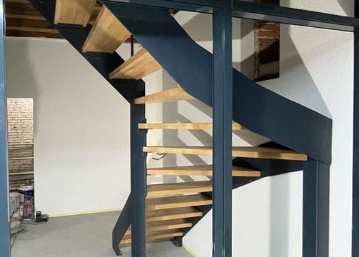 Escalier sur mesure en métal et bois avec verrière intérieure, fabrication artisanale par un métallier ferronnier à Toulouse