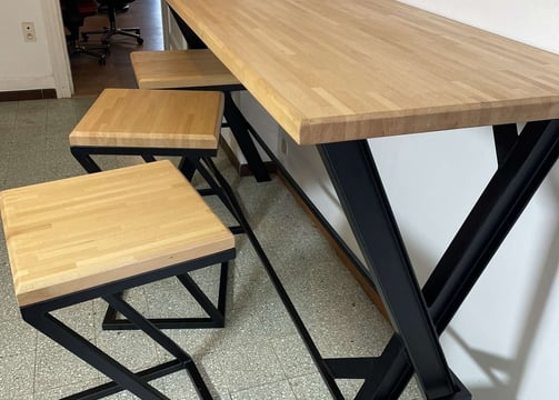Table haute avec tabourets assortis en bois et piètement en métal noir, mobilier sur mesure design réalisé par un métallier f
