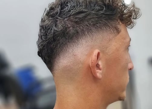 Taglio con sfumatura liniare con capello riccio