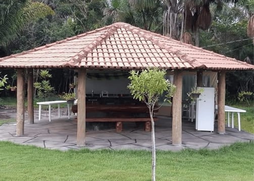 Construção de restaurantes e áreas comerciais com estrutura moderna.