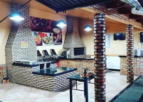 Área de lazer completa com churrasqueira, forno e fogão a lenha.