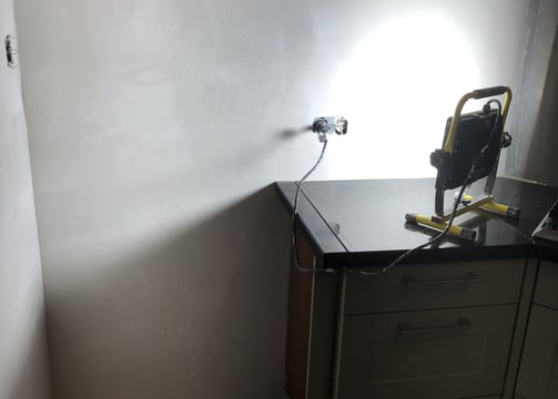 Keuken stukadoren witte en oranje muur