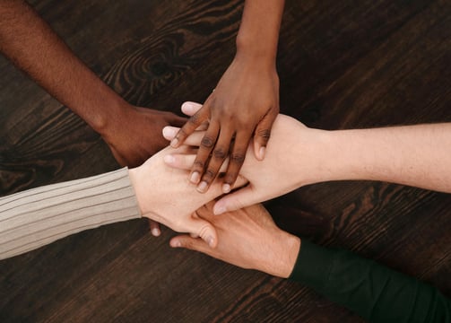 Mains unies en signe d'entraide et de solidarité pour accompagner les associations dans leurs projet