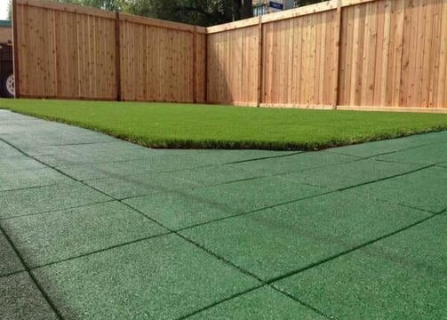 Piso em placas verde de borracha 50x50cm para playground parquinho jardim academia crossfit peso liv