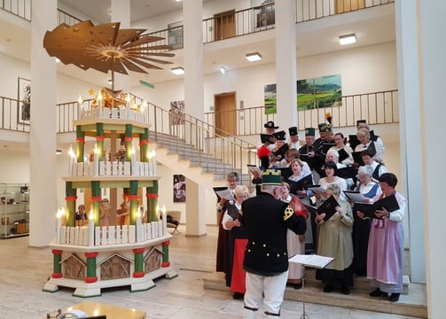 feierliches Anschieben „unserer“ erzgebirgischen Stufenpyramide im Landtag