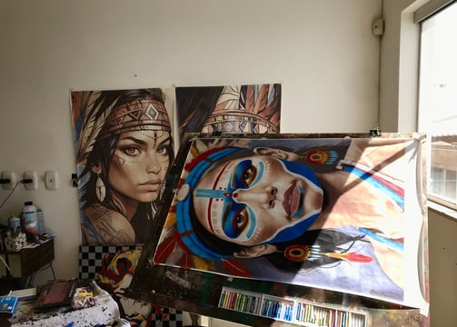 isão do ateliê de Amanda, iluminado, enquanto ela trabalha em uma tela expressiva