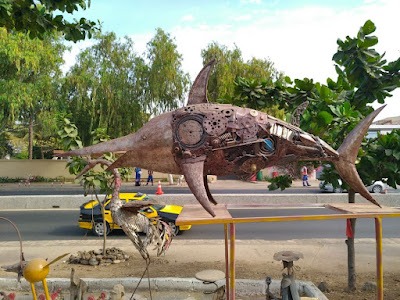 Sculpture en métal recyclé représentant un poisson, œuvre originale de Moussa Fofana