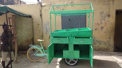 Chariot métallique fonctionnel peint en vert, conçu sur mesure à Dakar