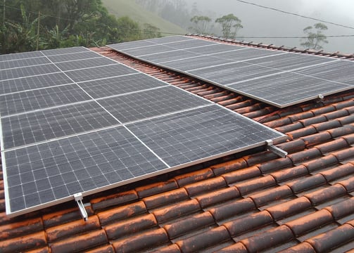 Telhado equipado com módulos fotovoltaicos para geração de energia solar residencial.