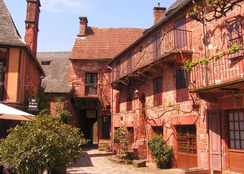 aisons en grès rouge de Collonges-la-Rouge sous un ciel bleu