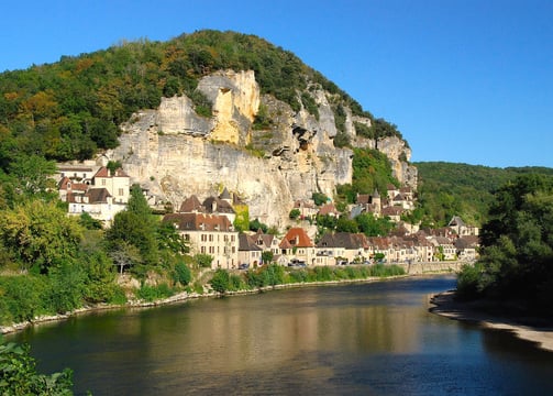 Maisons médiévales de La Roque-Gageac au bord de la rivière Dordogne