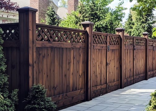 a fence with a lattice design on the top
