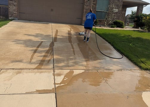 Ruby Surface Cleaning a driveway in Ponder Texas