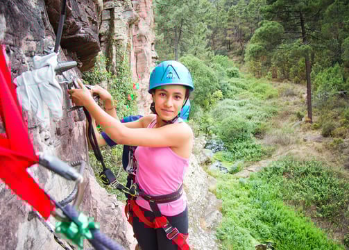 niña escalando