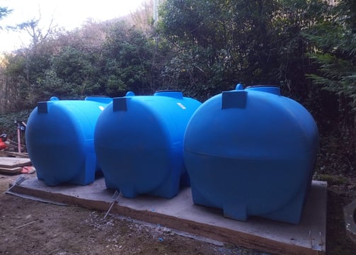 Réservoir de stockage d’eau avec pompe de reprise pour une distribution optimisée.