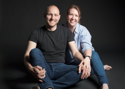 portrait d'un couple sur fond noir