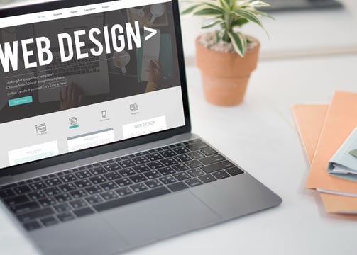 Design moderno di un sito web visualizzato su un computer portatile