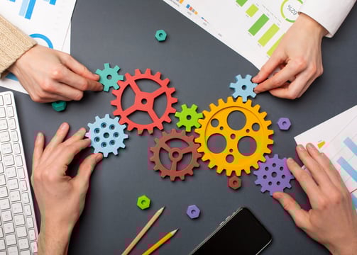 Ingranaggi che lavorano insieme: metafora per l'ottimizzazione dei processi aziendali