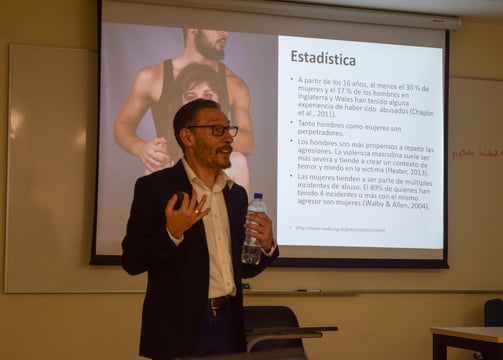 Un expositor de bystander explica en un taller el problema del hostigamiento sexual en la UPCH 